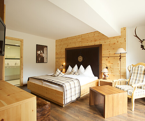 Zimmer helles Holz mit Doppelbett | Hotel Wildspitze | Verwöhnhotel Pitztal