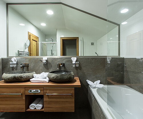 Zimmeransicht Badezimmer mit Badewanne | Hotel Wildspitze | Wellnesshotel Tirol