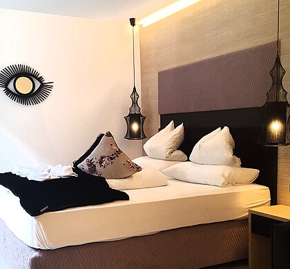 Zimmeransicht mit Doppelbett | Hotel Wildspitze | Herbst Pitztal